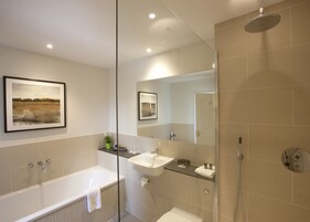 Suite (Manor) | Baño | Bañera profunda, artículos de higiene personal gratuitos y toallas