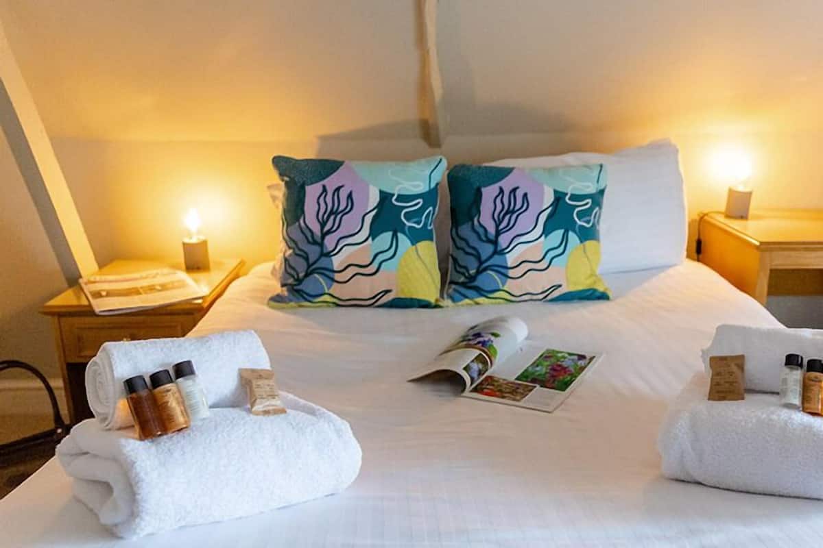 Comfort Double Room | Desk, WiFi (free), bed sheets