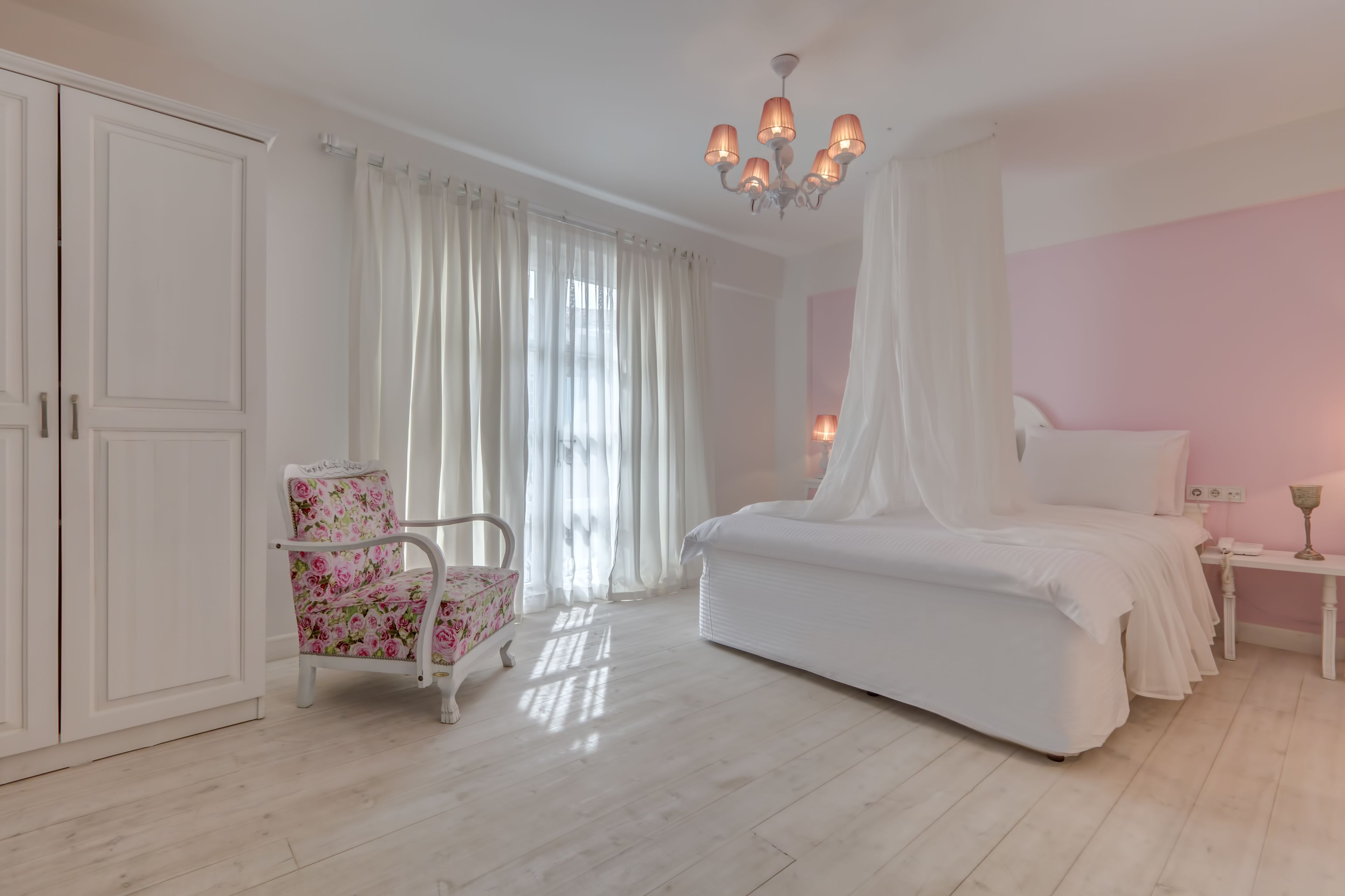 deluxe double room | 1 bedroom, minibar, in-room safe, soundproofing