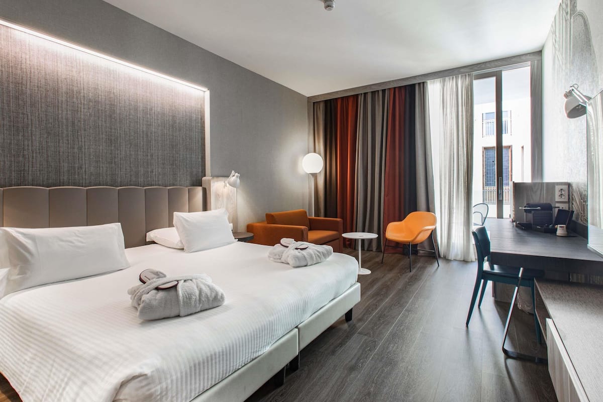 Privilege, Room, Balcony | Premium bedding, minibar, in-room safe, desk