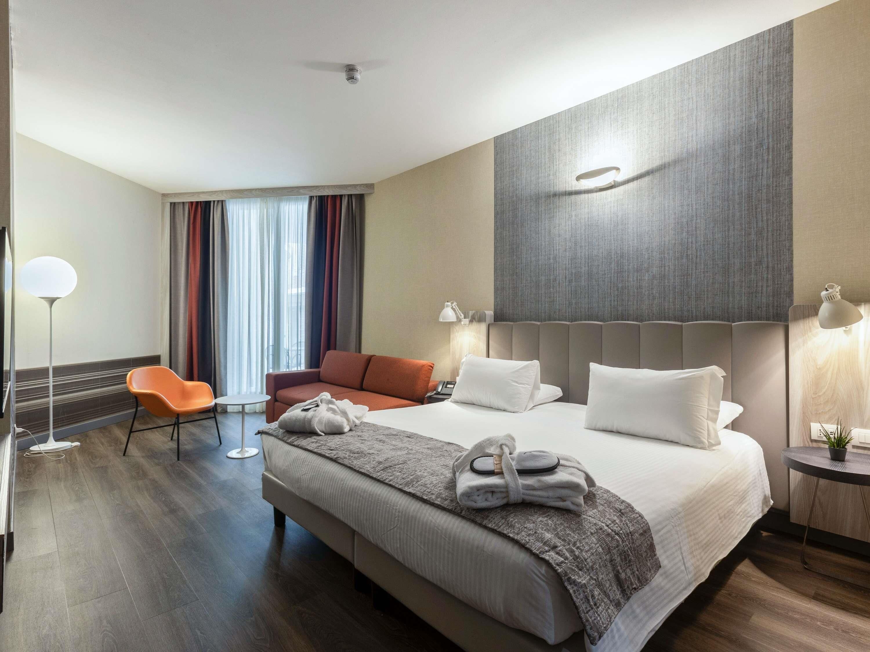 Ropa de cama de alta calidad, minibar, caja fuerte y escritorio