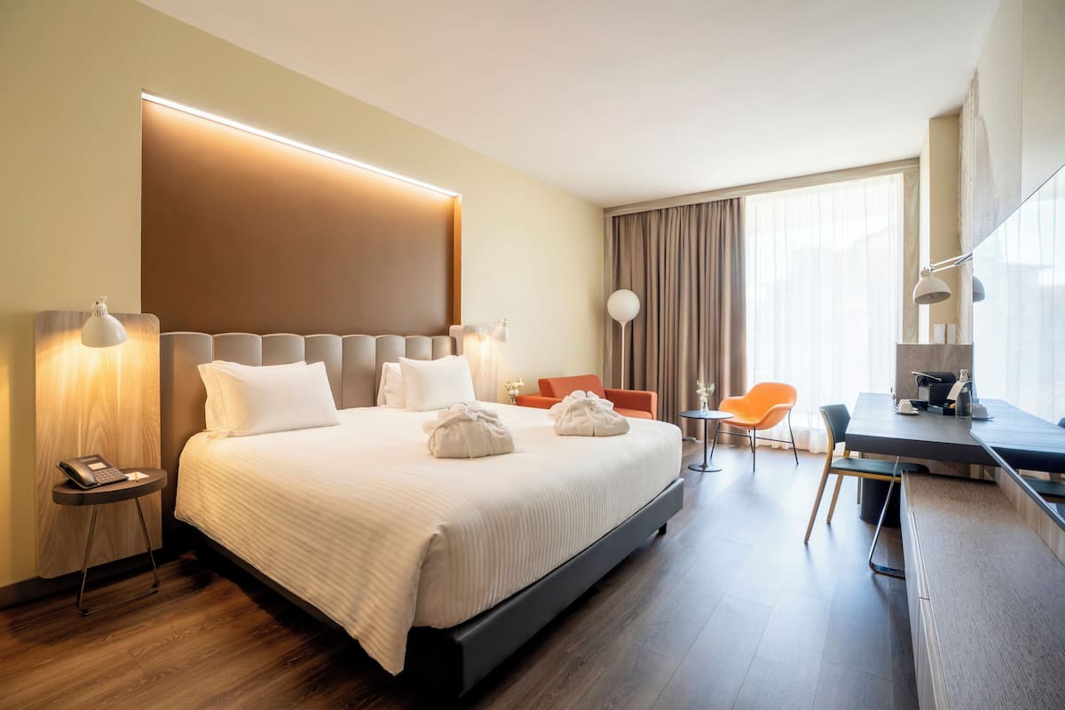 Premium bedding, minibar, in-room safe, desk