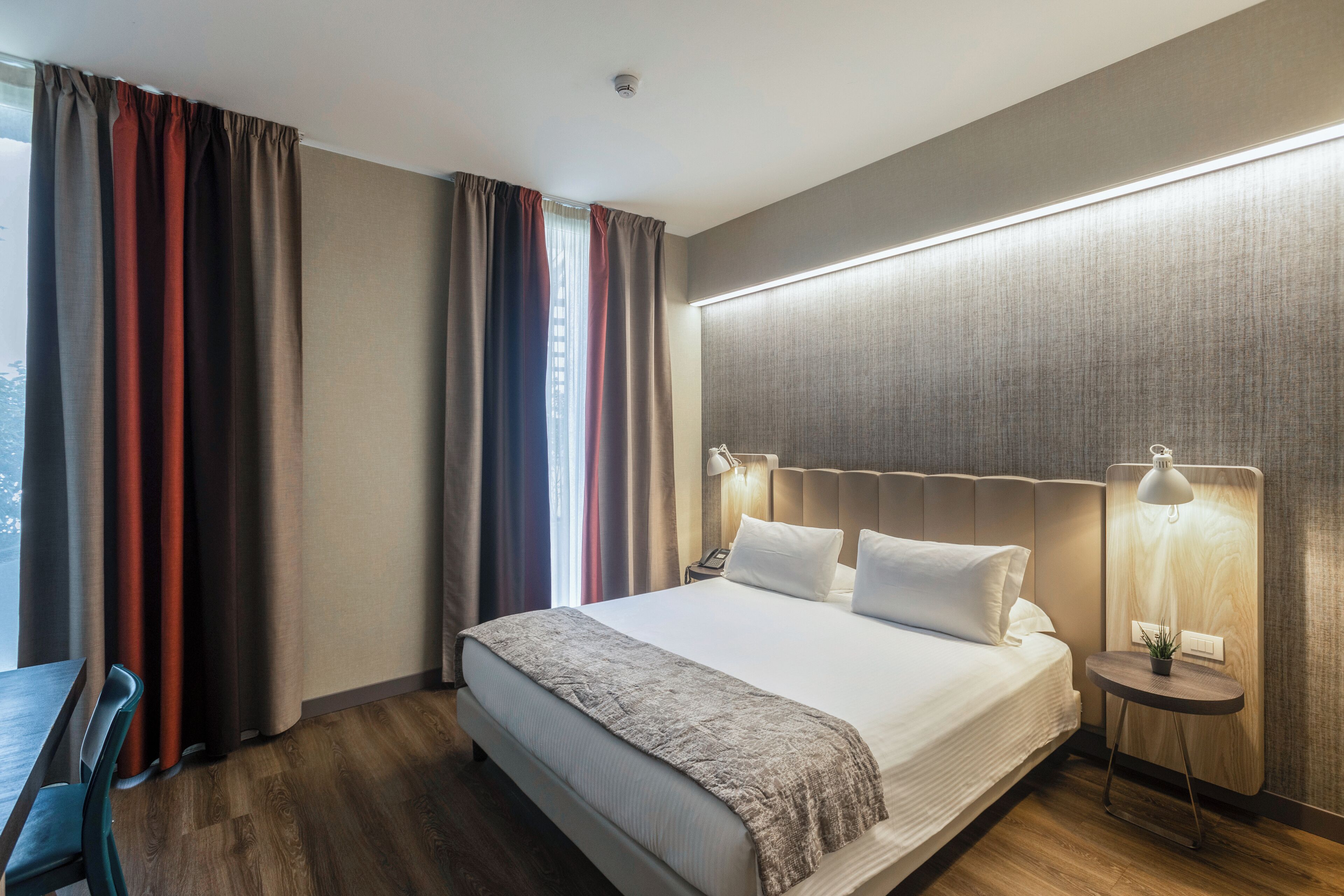 classic room | premium bedding, minibar, in-room safe, desk