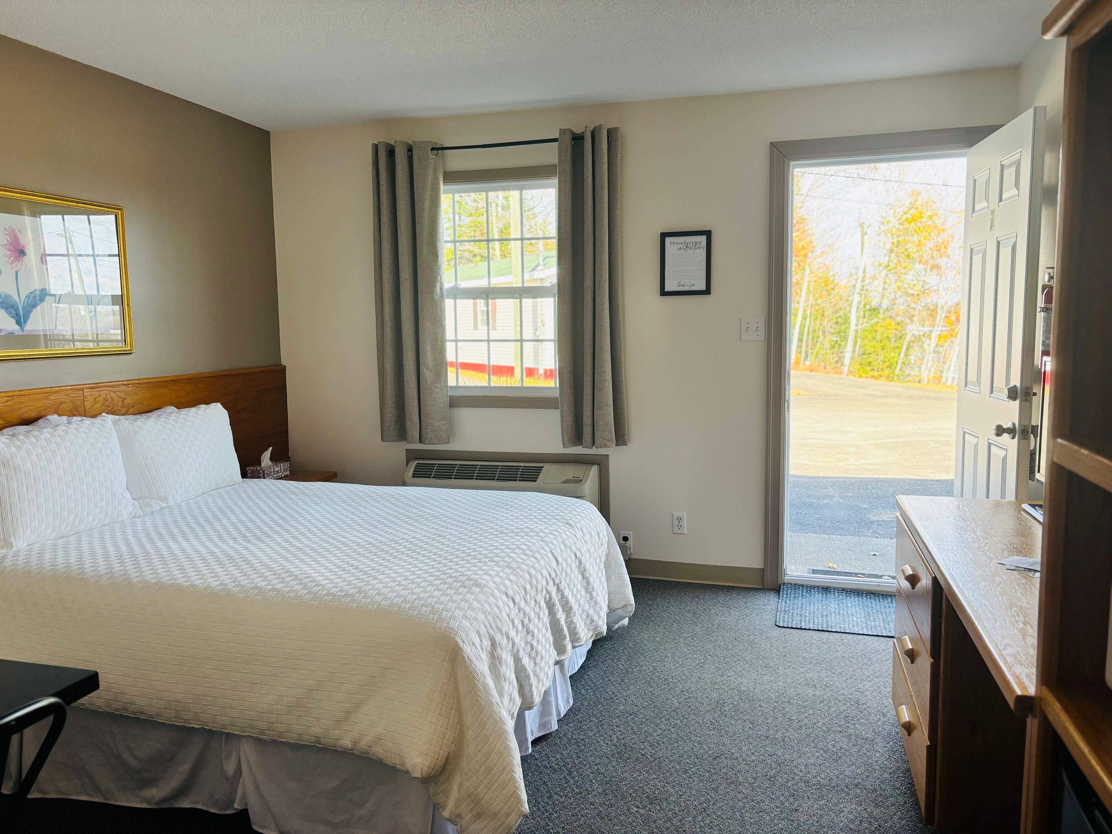 Standard Room, 1 Queen Bed | Desk, iron/ironing board, free WiFi, bed sheets