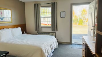 Standard Room, 1 Queen Bed | Desk, iron/ironing board, free WiFi, bed sheets