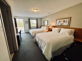 Habitación estándar, 2 camas de matrimonio | Escritorio, tabla de planchar con plancha, wifi gratis y ropa de cama