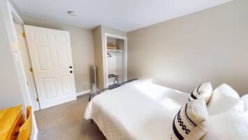 Casa rural, 4 dormitoris | Escriptori, planxa i posts de planxar, wifi gratuïta i roba de llit