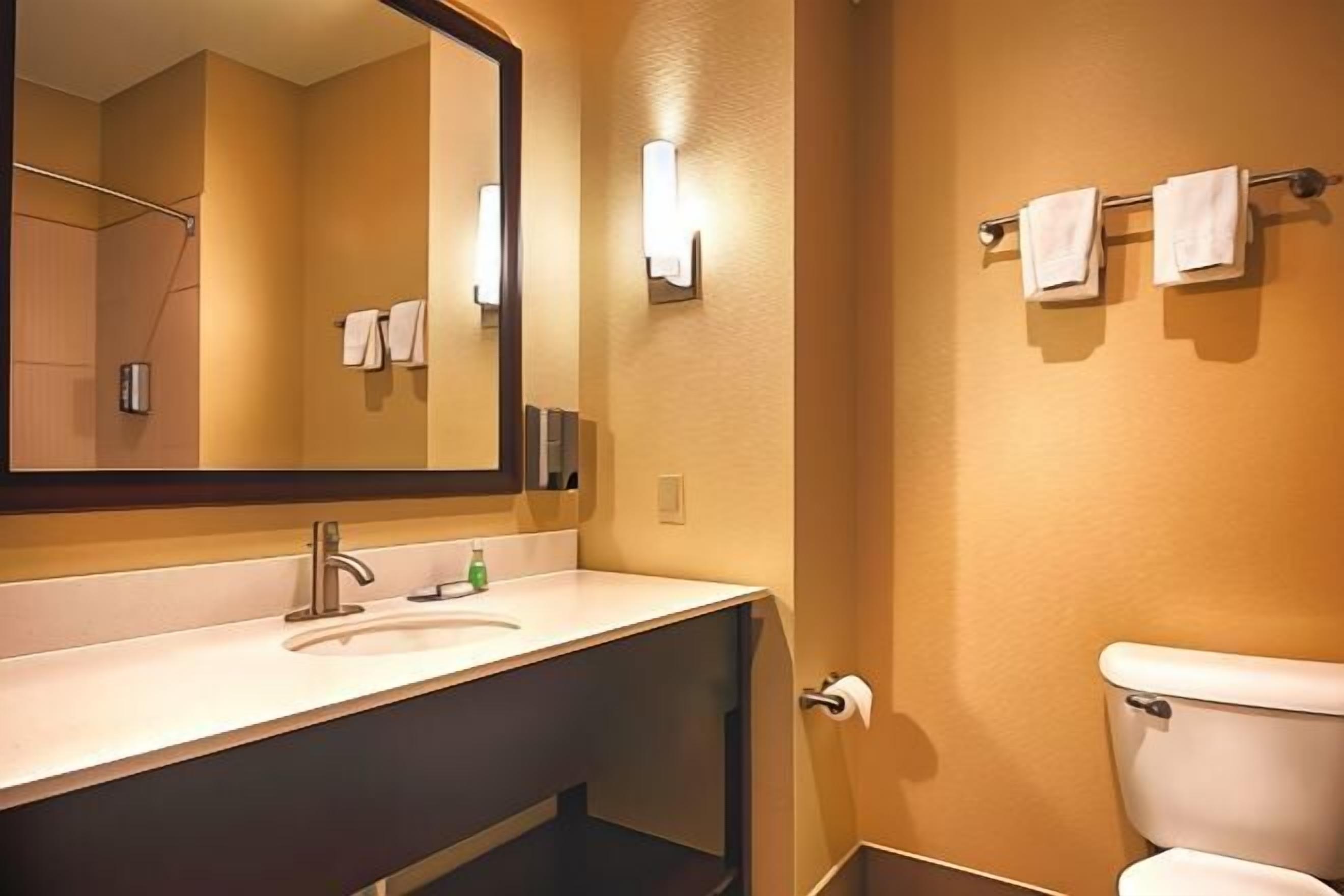 Bathroom | Combined shower/bathtub, hair dryer, towels