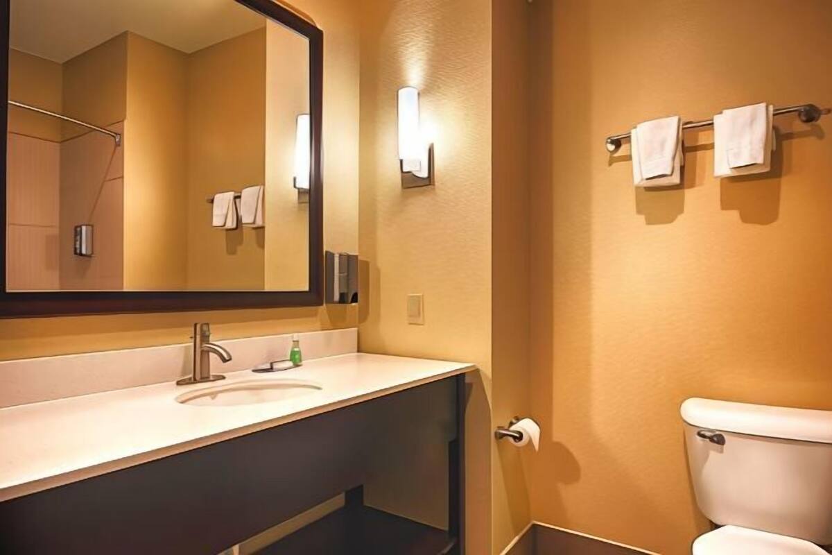 Bathroom | Combined shower/bathtub, hair dryer, towels