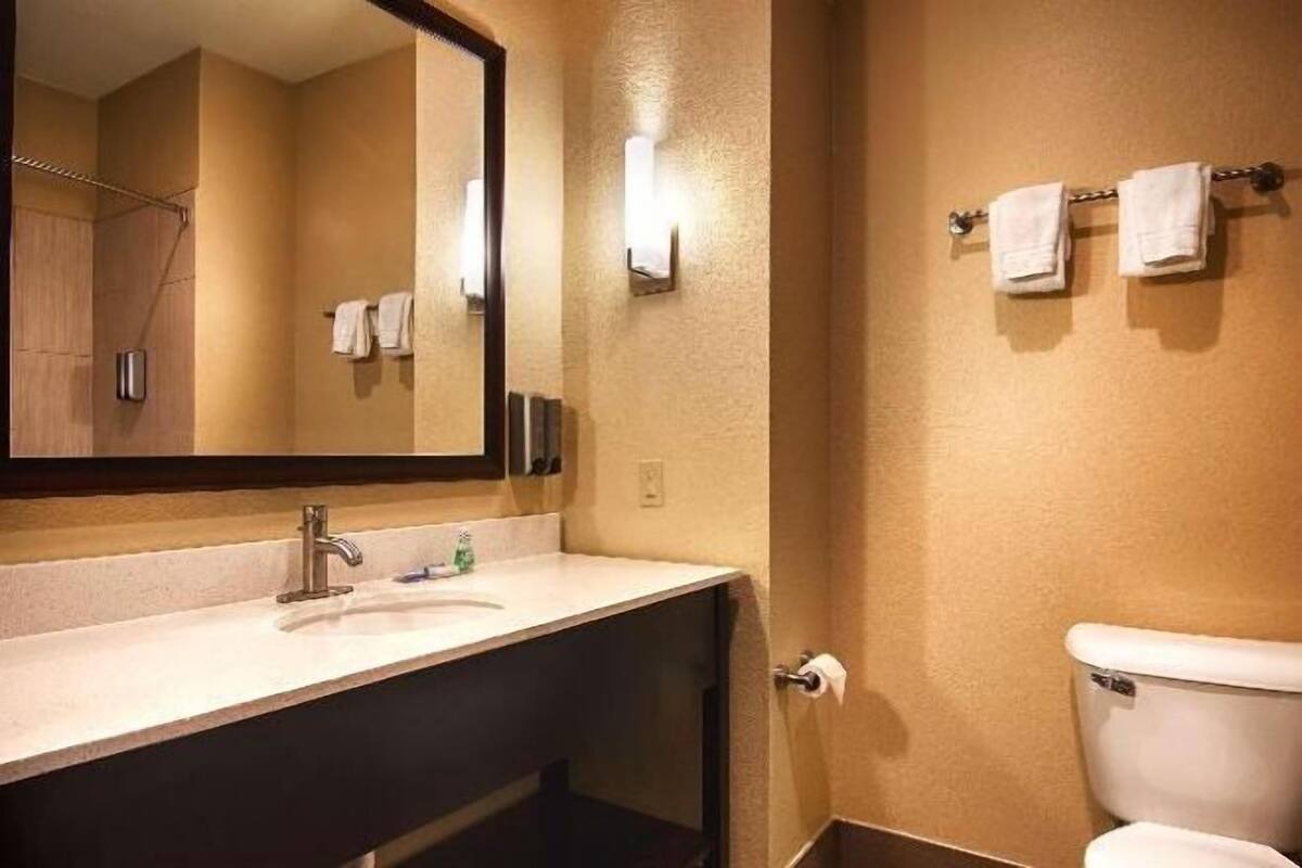 Bathroom | Combined shower/bathtub, hair dryer, towels