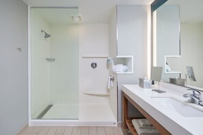 Articles de toilette (gratuits), séchoir à cheveux, serviettes fournies
