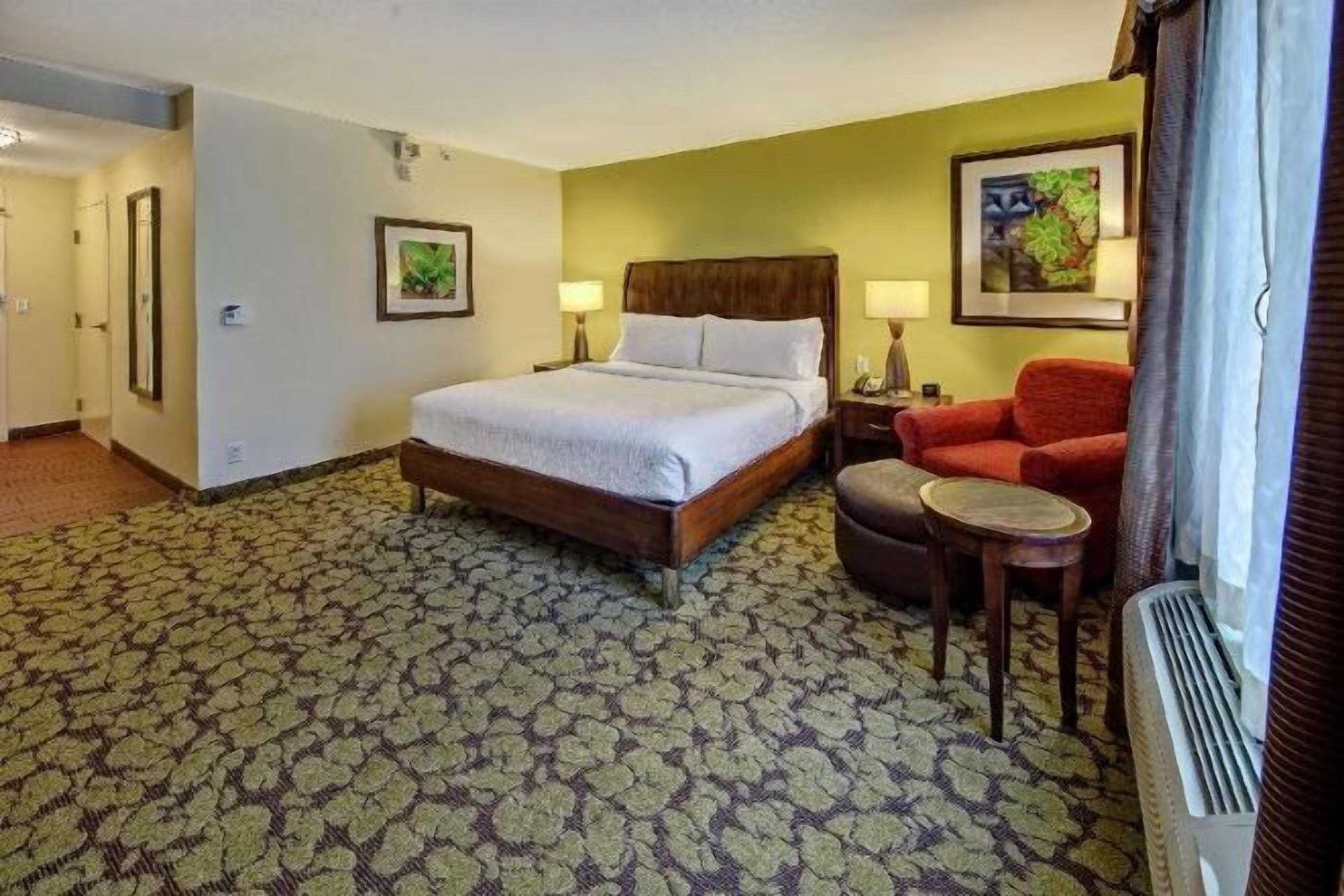 Premium bedding, in-room safe, desk, free cribs/infant beds