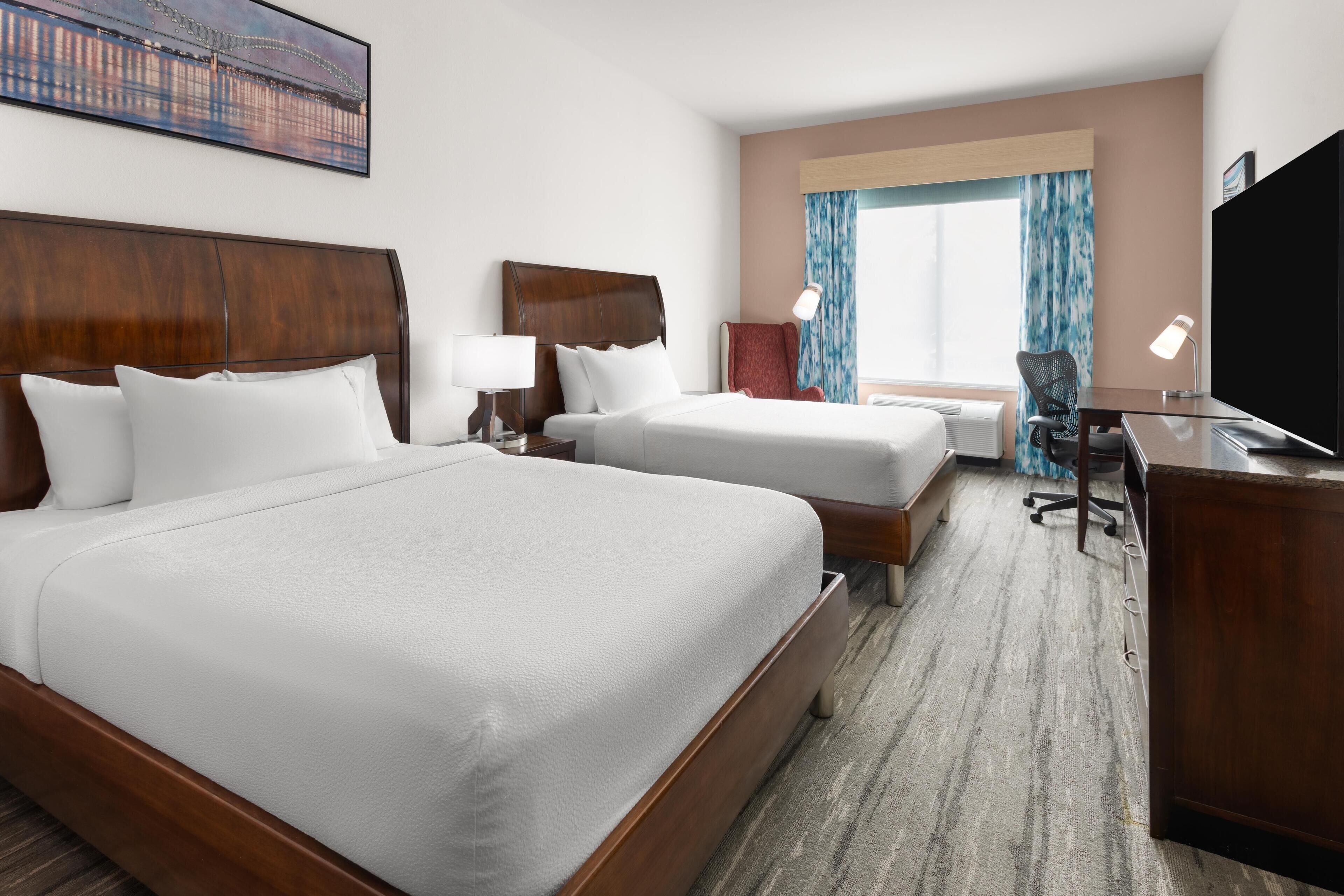 Premium bedding, in-room safe, desk, free cribs/infant beds