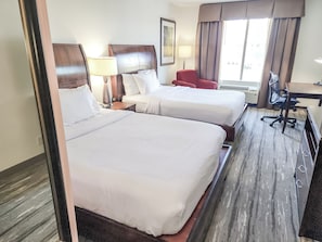 Ropa de cama de alta calidad y caja de seguridad en la habitación