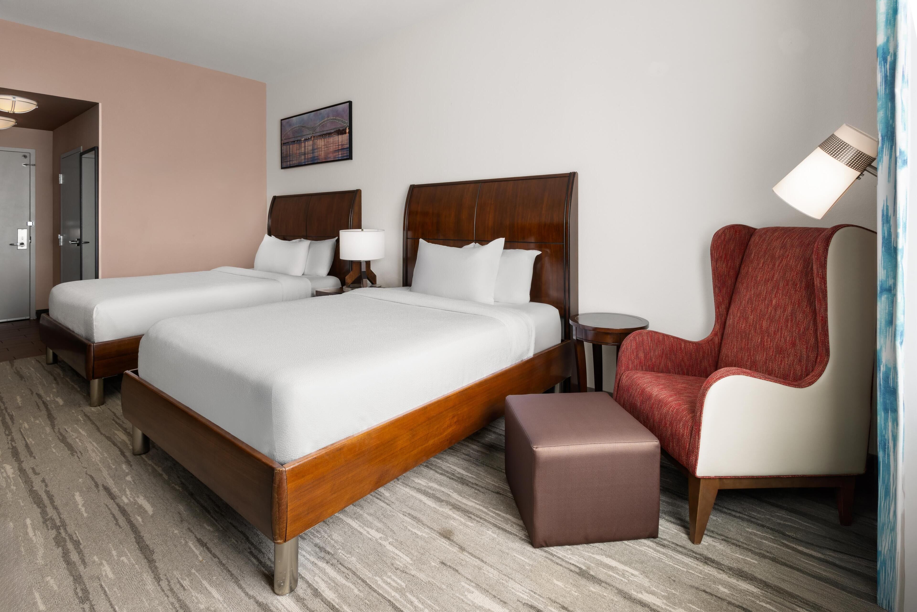 高档床上用品、客房内保险箱、办公桌、免费婴儿床