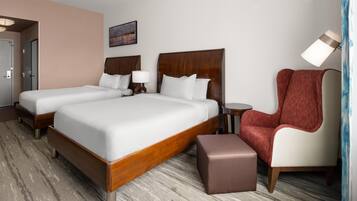 Ropa de cama de alta calidad y caja de seguridad en la habitación