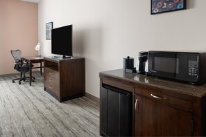 Premium bedding, in-room safe, desk, free cots/infant beds