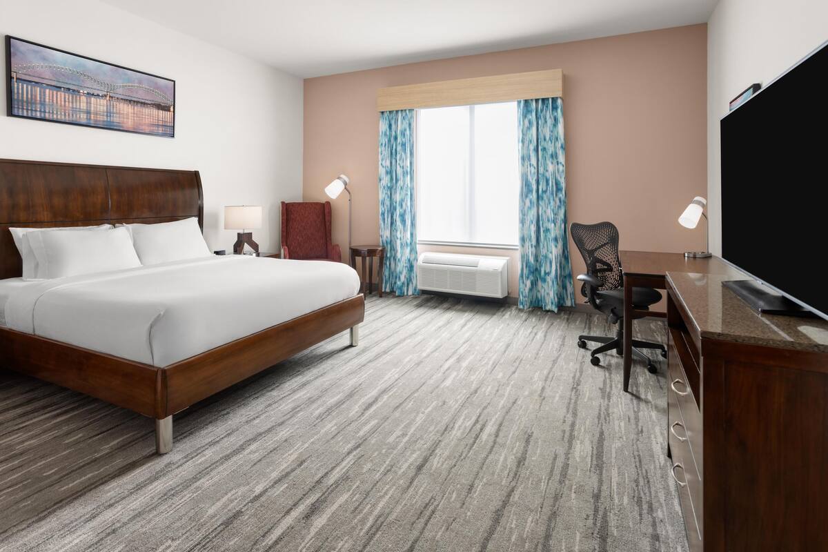 Premium bedding, in-room safe, desk, cribs (free)