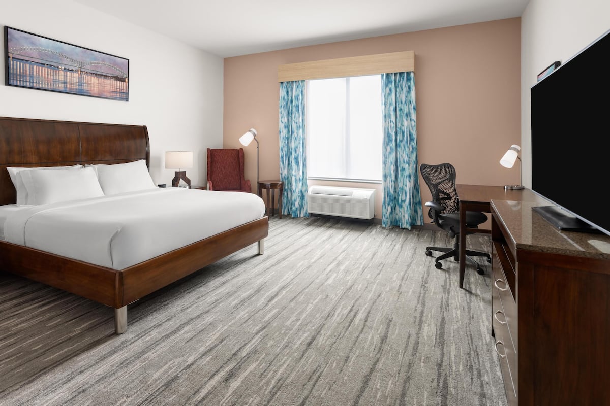 Premium bedding, in-room safe, desk, free cribs/infant beds