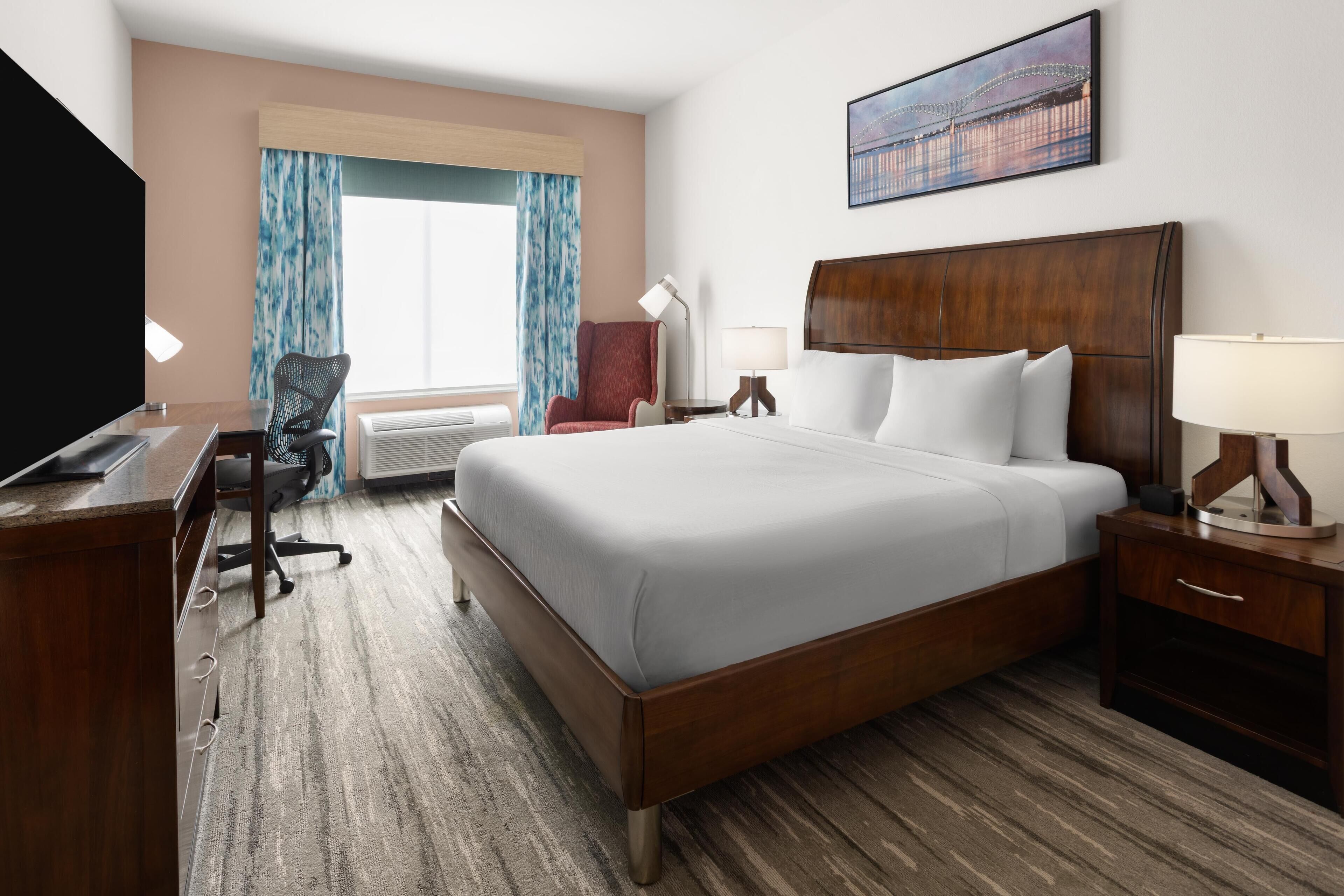 Premium bedding, in-room safe, desk, free cribs/infant beds