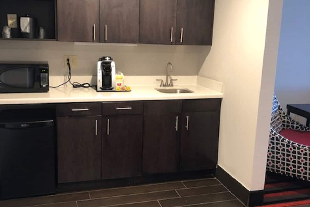 fridge, microwave, coffee/tea maker