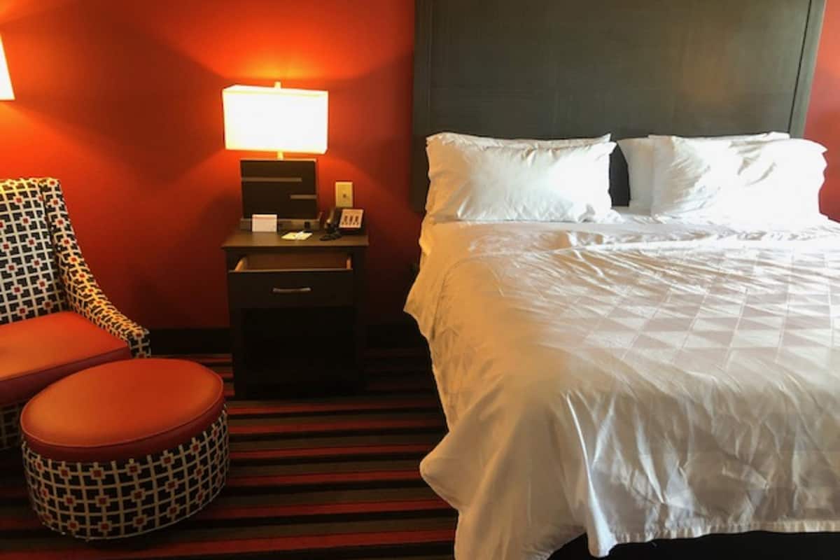 1 bedroom, hypo-allergenic bedding, desk, laptop workspace