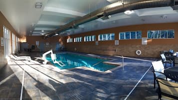 Indendørs pool, åben fra kl. 09.00 til kl. 21.00, liggestole