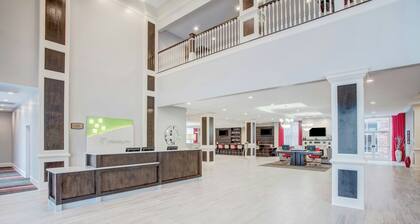 Holiday Inn & Suites Lafayette North by IHG