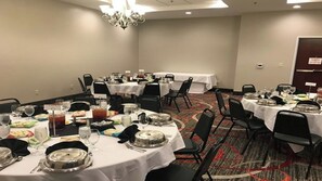 A conference room with round tables, chairs, and a chandelier. - Holiday Inn & Suites Lafayette North by IHG (Lafayette)