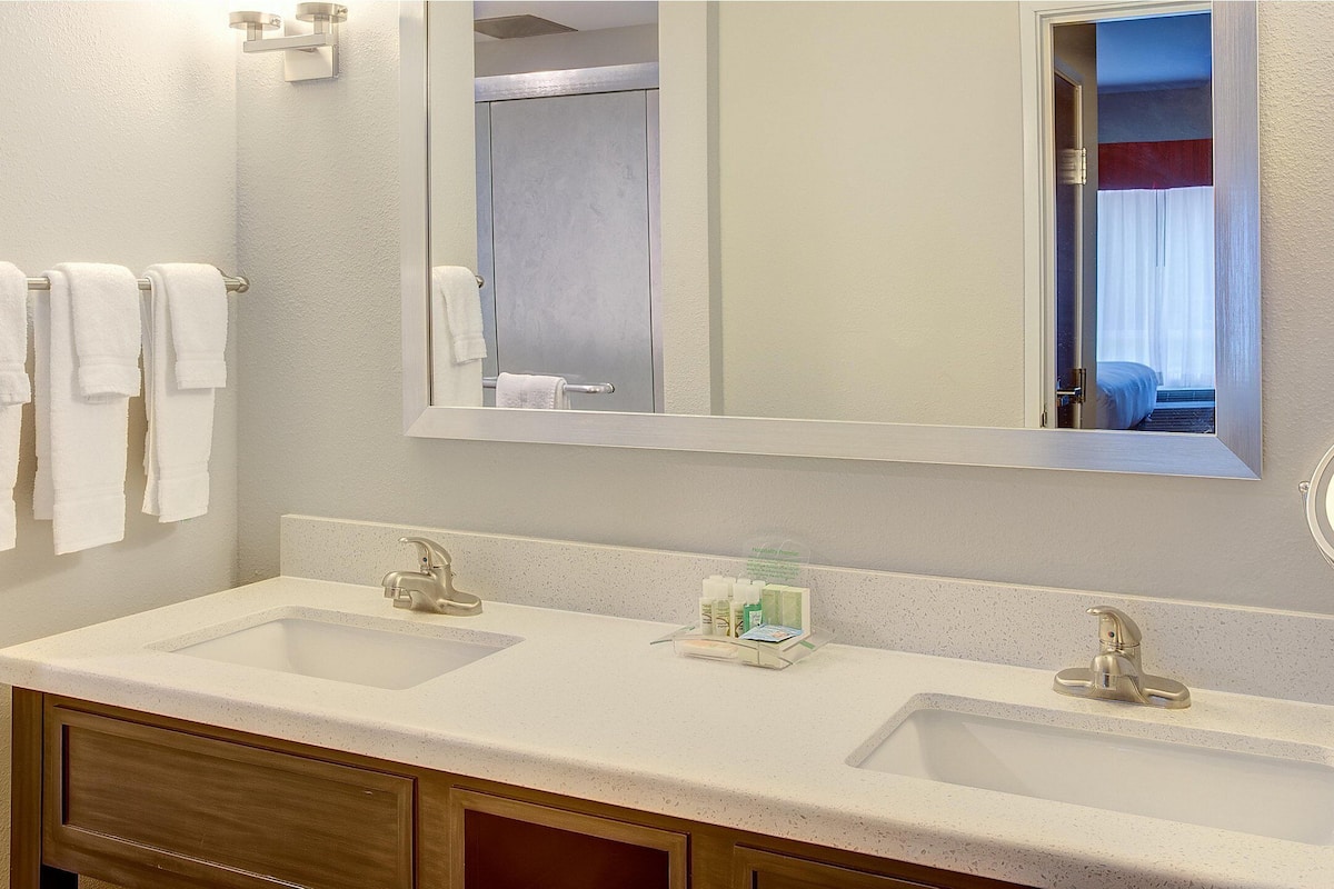 free toiletries, towels