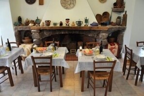 Serveert ontbijt en diner, lokale gerechten
