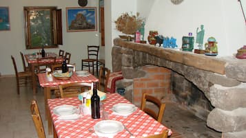 Petit déjeuner et dßner servis sur place, spécialités Cuisine locale