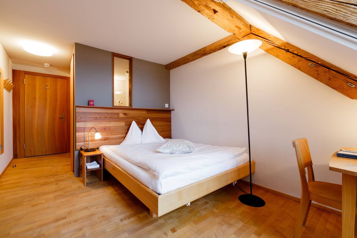 Premium bedding, in-room safe, soundproofing, free cots/infant beds