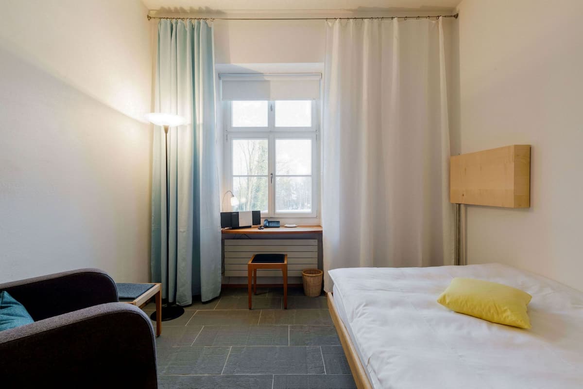 ห้องซิงเกิล (Schlosspark) | เครื่องนอนระดับพรีเมียม, ตู้นิรภัยในห้องพัก, ห้องเก็บเสียง