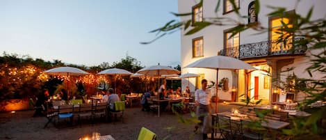 Petit déjeuner et déjeuner servis sur place, spécialités Cuisine locale
