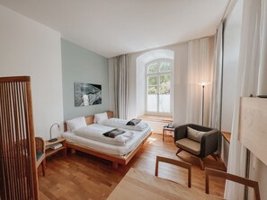 Familierom | Sengetøy av topp kvalitet, safe på rommet og lydisolert