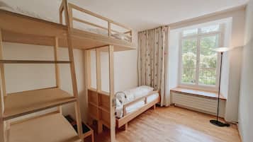 Habitación familiar | Ropa de cama de alta calidad y caja de seguridad en la habitación