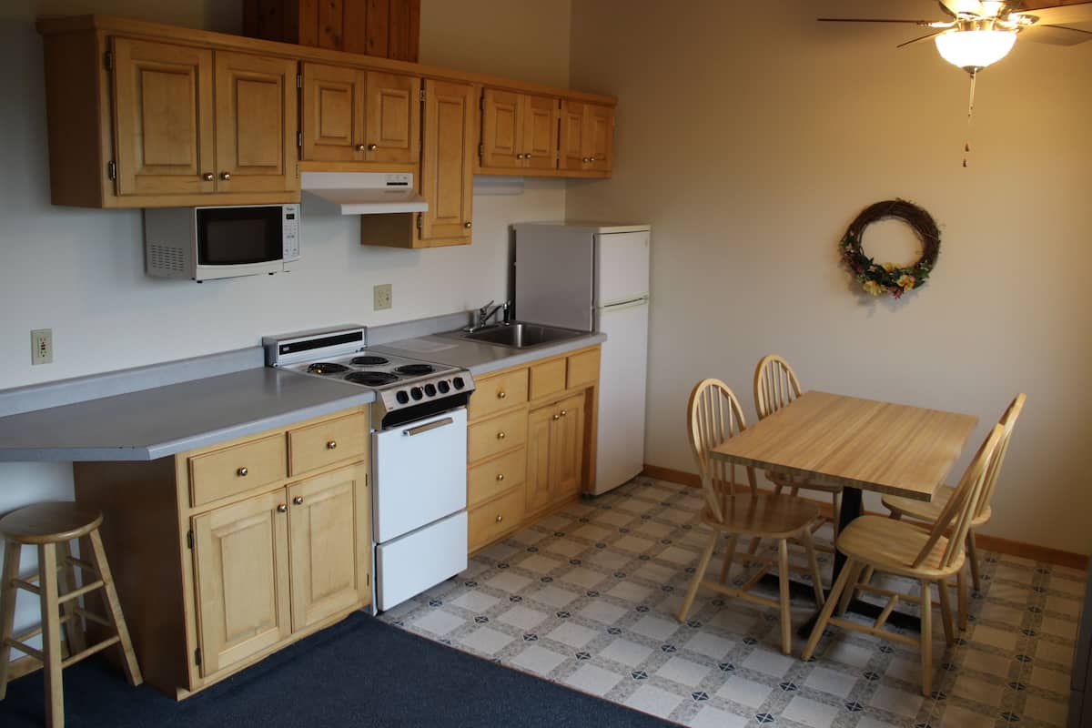 microwave, coffee/tea maker