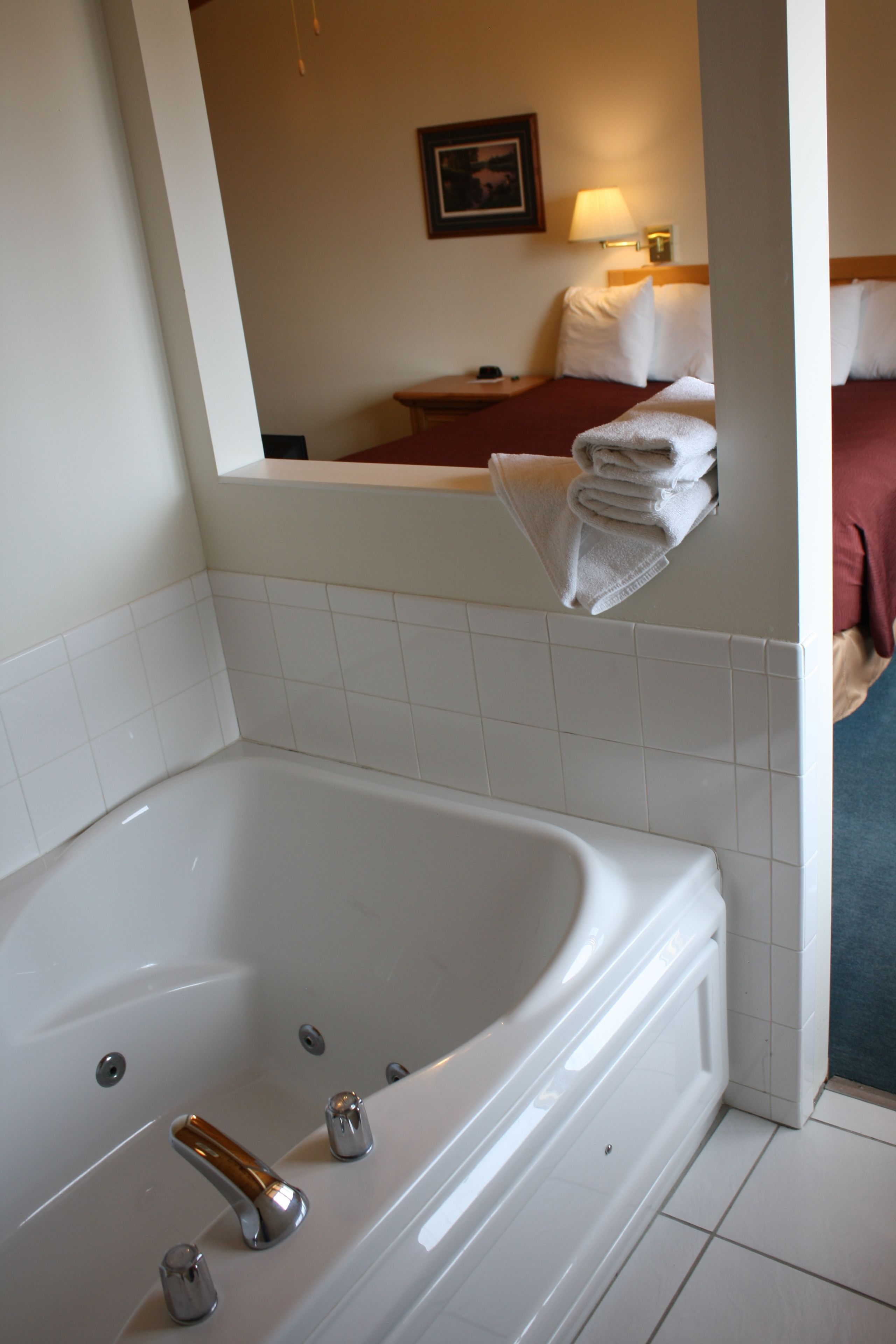 room, jetted tub, lake view | jetted bathtub
