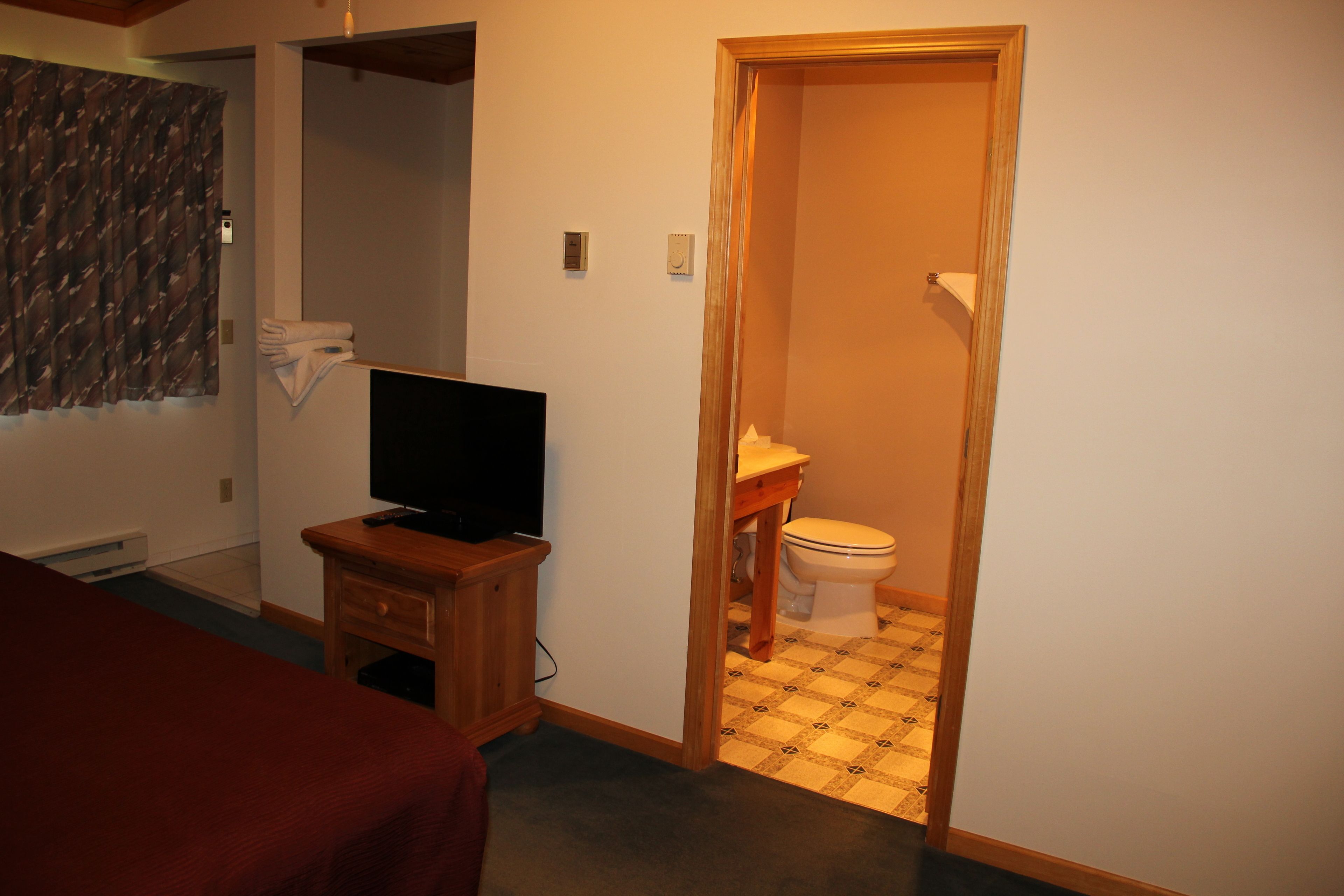 room, jetted tub, lake view | laptop workspace, free wifi, bed sheets