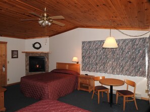 Laptop workspace, free WiFi, bed sheets - Superior Ridge Resort Motel (Schroeder)
