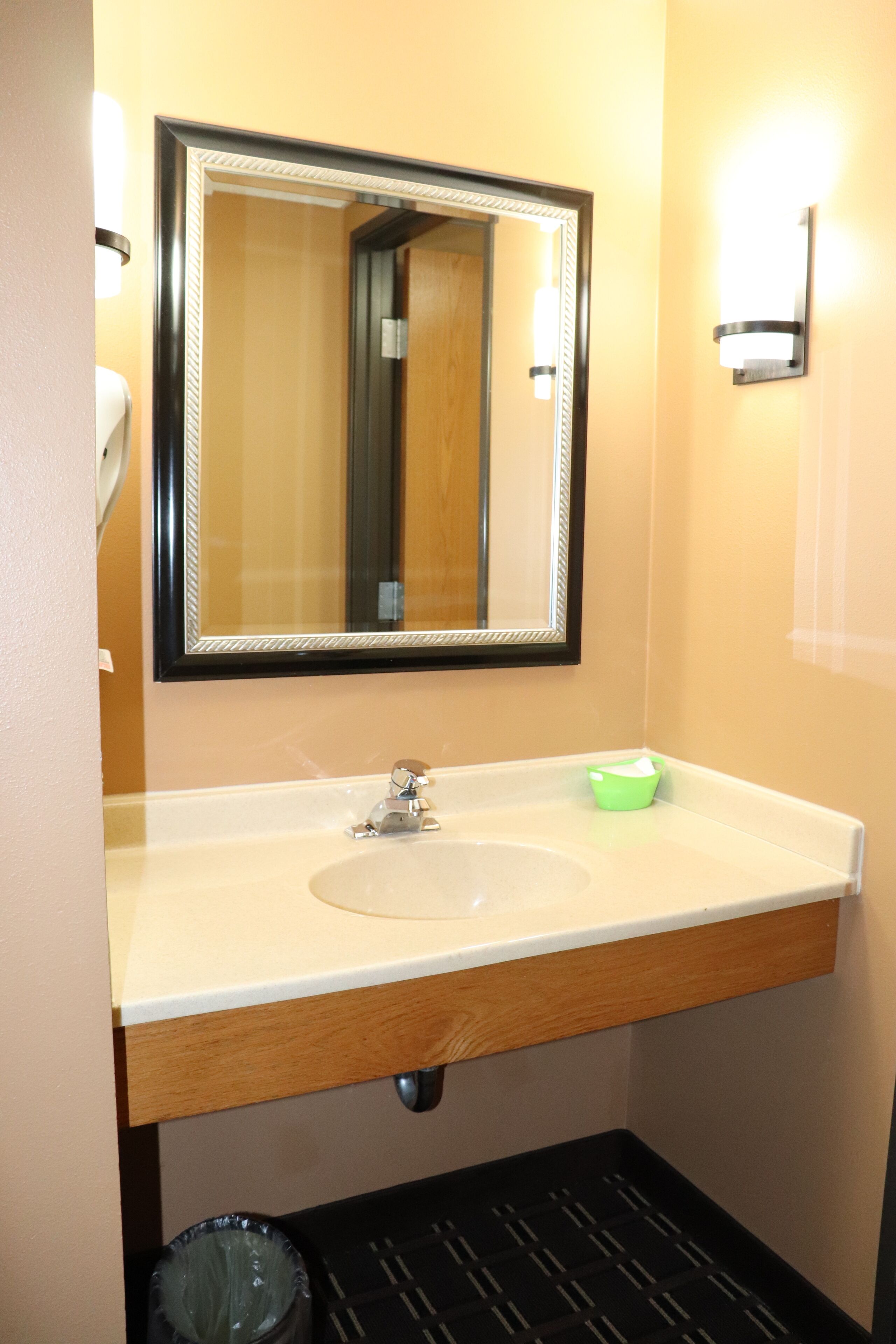 classic double room | bathroom | combined shower/bathtub, free toiletries, hair dryer
