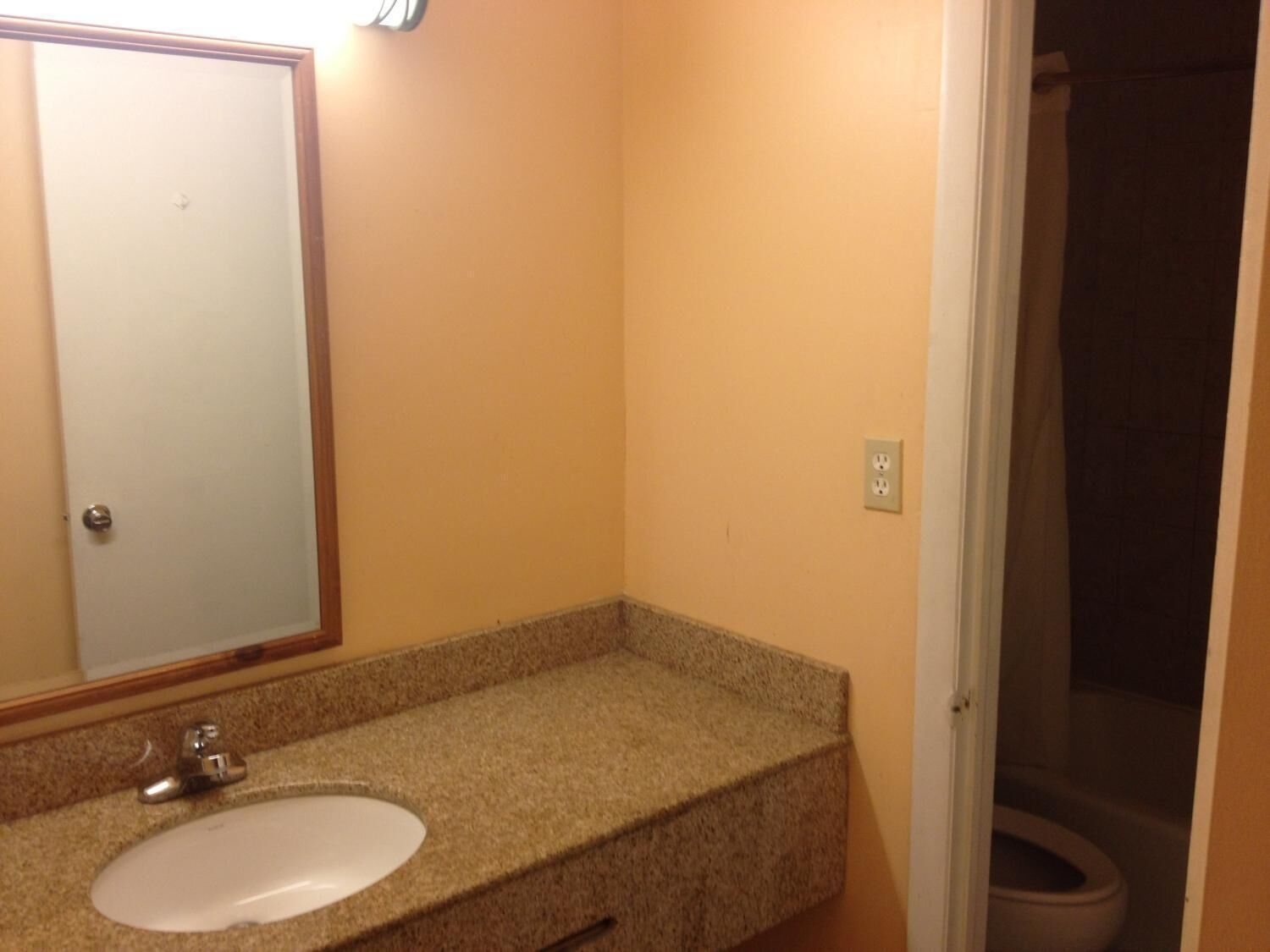 Combined shower/tub, free toiletries, hair dryer, towels