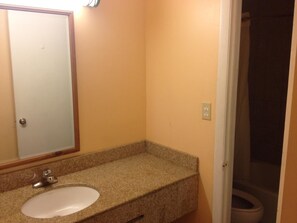 Combined shower/bathtub, free toiletries, hair dryer, towels