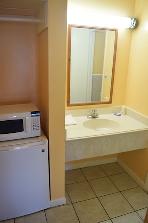 Combined shower/tub, free toiletries, hair dryer, towels