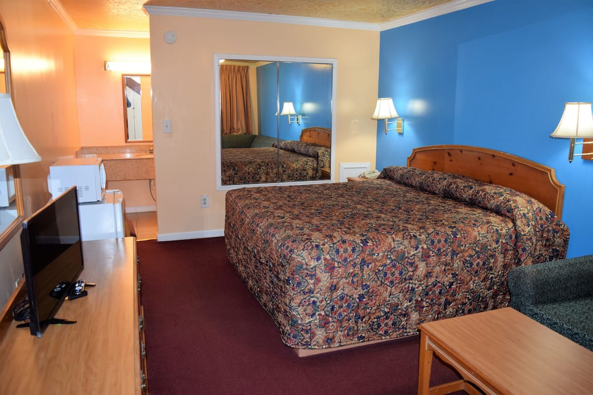 Standard Room, 1 King Bed, Non Smoking | Desk, rollaway beds (surcharge), WiFi (free), bed sheets