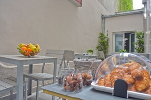 Courtyard - Hotel du Quai de Seine (Paris)