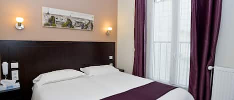 Værelse med 2 enkeltsenge | Premium-sengetøj, pengeskab på værelset, skrivebord