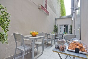 Courtyard - Hotel du Quai de Seine (Paris)