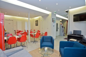 Daily buffet breakfast (EUR 8.50 per person) - Hotel du Quai de Seine (Paris)